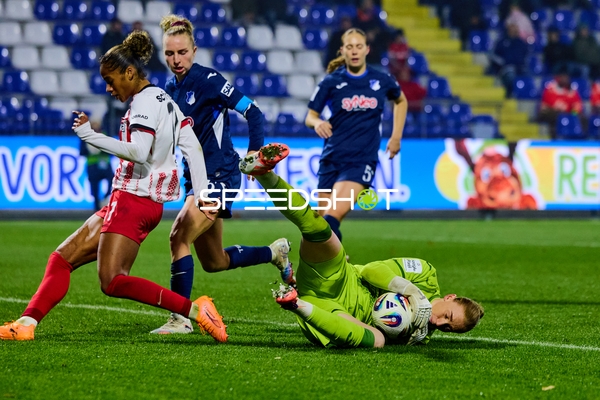 Torwart sichert Ball