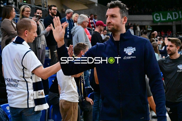 Paul Zipser (9; MLP Academics Heidelberg) und Samuli Moilanen (996; MLP Academics Heidelberg) beim High-Five