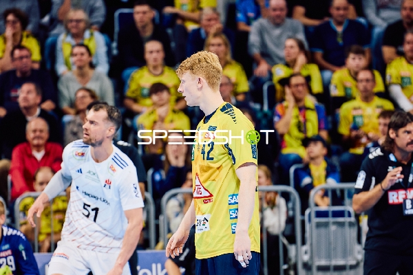 Ein Spieler der Rhein Neckar Löwen bewegt sich in Richtung des Balls.