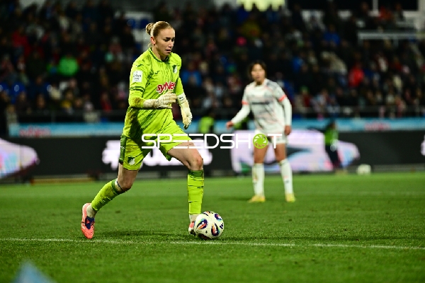Torwart Laura Dick (1; TSG Hoffenheim Frauen) in Aktion