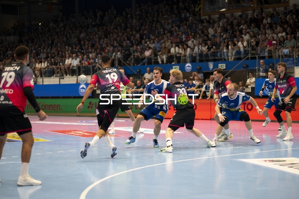 Felix Aellen (22; ThSV Eisenach) im Fokus der Abwehr