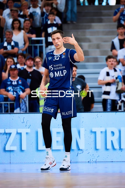 gestikuliert Ryan Mikesell (33;MLP Academics Heidelberg)