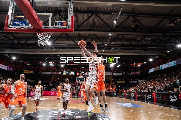 Spielaktion mit Christian Skladanowski (19; Würzburg Baskets) und Tommy Kuhse (12; Rasta Vechta)