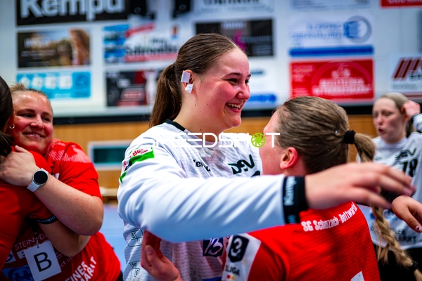 Spielerinnen umarmen sich