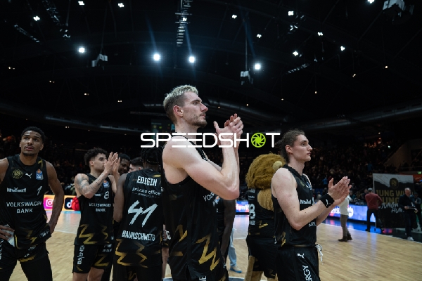 Szene mit Philipp Hartwich (14, Basketball Löwen Braunschweig), David NGuessan (1; Basketball Löwen Braunschweig) und Teamkollegen