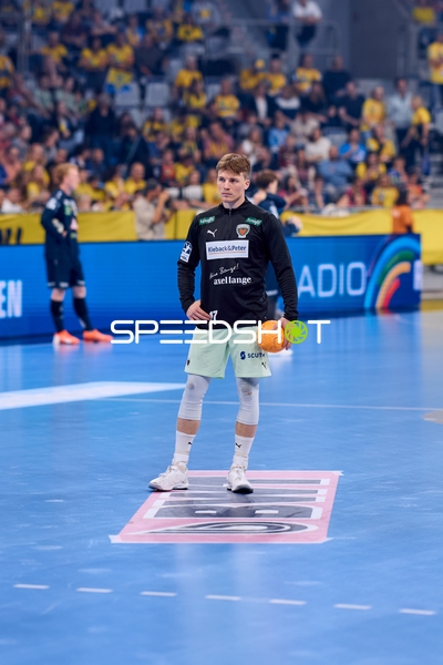 Spieler Nils Lichtlein (17; Füchse Berlin) in Position