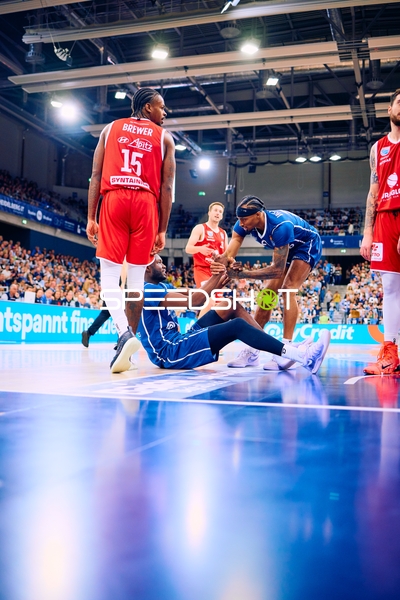 Spieler von MLP Academics hilft Teamkollegen auf