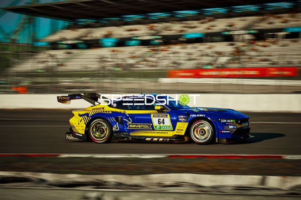 Rennfahrzeug auf der Rennstrecke