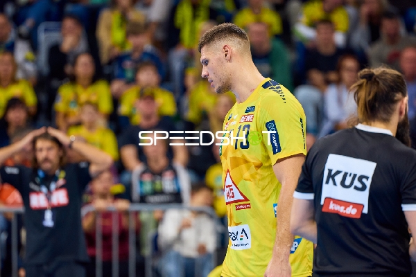 Ein Spieler von Rhein Neckar Löwen bewegt sich während des Spiels.