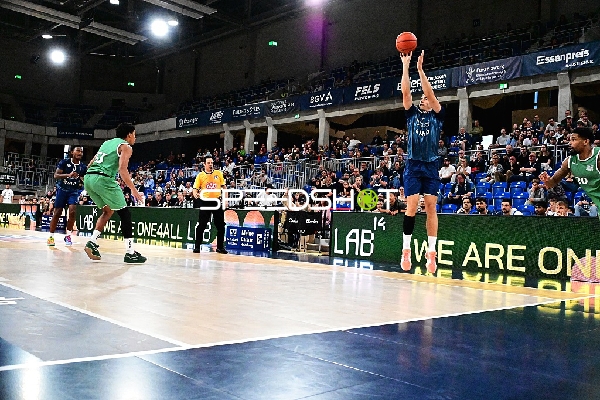 Marcel Keßen (15; MLP) wirft auf Korb