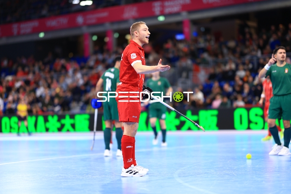 Loris GRANDCHAMP (10; Schweiz) diskutiert auf dem Spielfeld