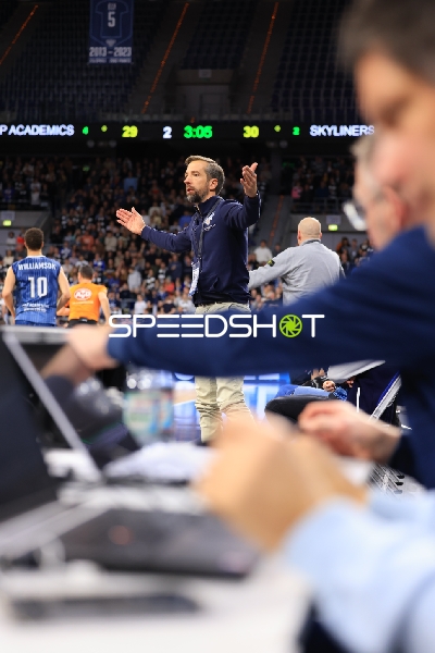 Trainer und Teamstaff am Spielfeldrand