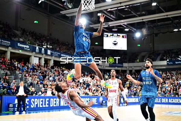 Spielszene mit Marcel Keßen (15; MLP Academics Heidelberg) und Marcus Carr (5; Würzburg Baskets)