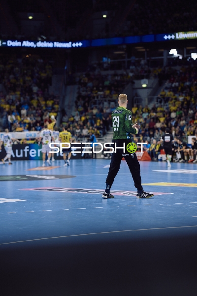 Torwart des SC Magdeburg beim Rückzug in seine Position