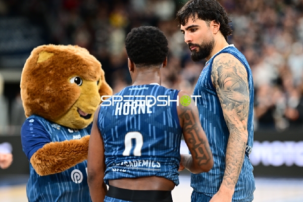 Marcel Keßen (15; MLP Academics Heidelberg) und DJ Horne (0; MLP Academics Heidelberg) am Spielfeldrand