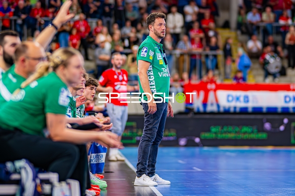 Trainer beobachtet Spiel