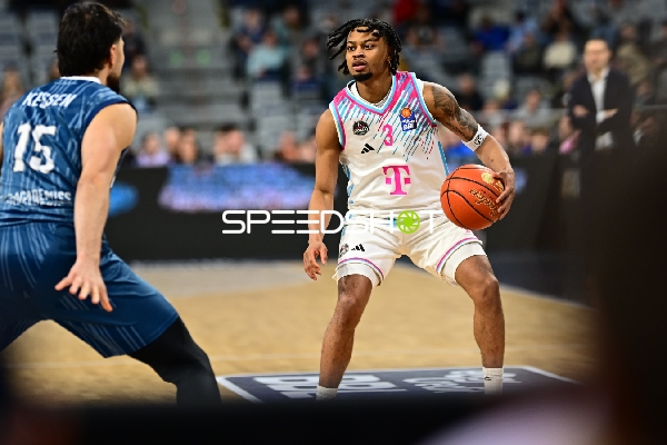 Zachery Cooks (3; Telekom Baskets Bonn) mit Ball gegen Marcel Keßen (15; MLP Academics Heidelberg)