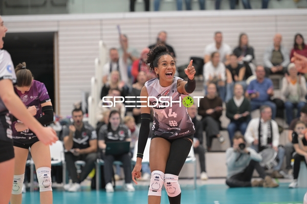 Alianza Darley (14; Schwarz-Weiß Erfurt) jubelt