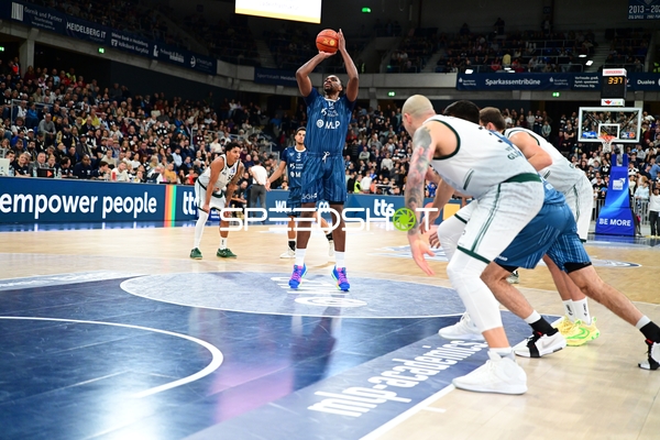 Eli Brooks (55; Gladiators Trier) wirft