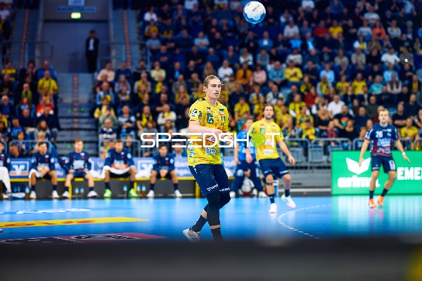 Ein Spieler von Rhein Neckar Löwen passt den Ball.