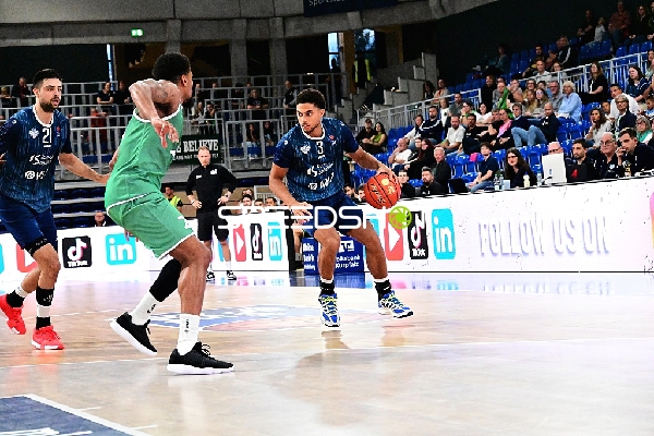 Direktes Duell um den Ball