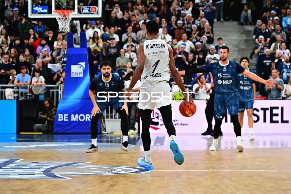 David NGuessan (1; Basketball Löwen Braunschweig) mit Ball gegen Paul Zipser (9; MLP Academics Heidelberg) und Marcel Keßen (15; MLP Academics Heidelberg)