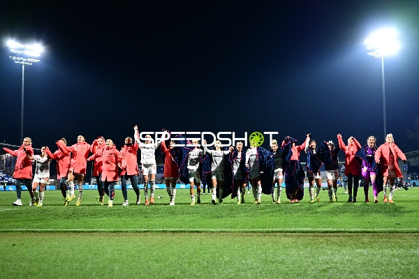 Spielerinnen feiern gemeinsam