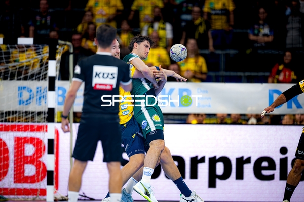 Kampf um den Ball Stephan Seitz (44; ThSV Eisenach) und Robert Timmermeister (7; Rhein Neckar Löwen)