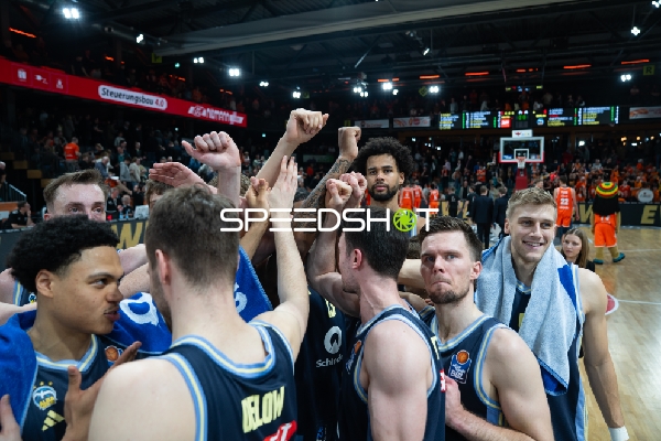 Spielaktion mit Norris Agbakoko (17; Alba Berlin) und Teamkollegen