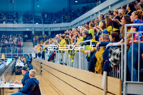 Publikum feuert die heimische Mannschaft an
