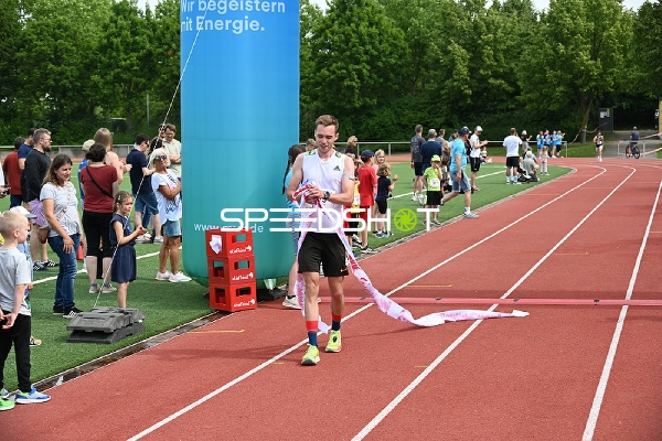 Läufer überquert Ziellinie