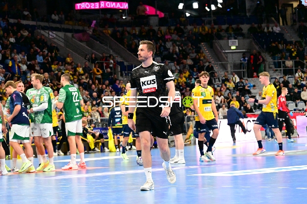 David More (15; Rhein Neckar Löwen) und Mathias Gidsel (19; Füchse Berlin) im Gespräch