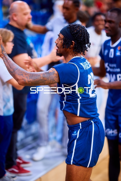 High Five Michael Weathers (20;MLP Academics Heidelberg), DJ Horne (0;MLP Academics Heidelberg)