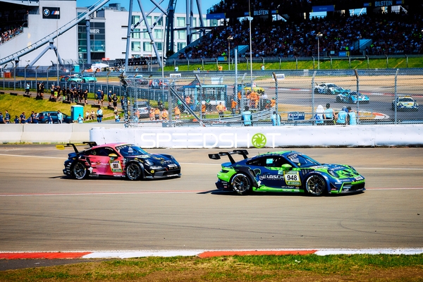 Zwei Rennfahrzeuge auf der Rennstrecke