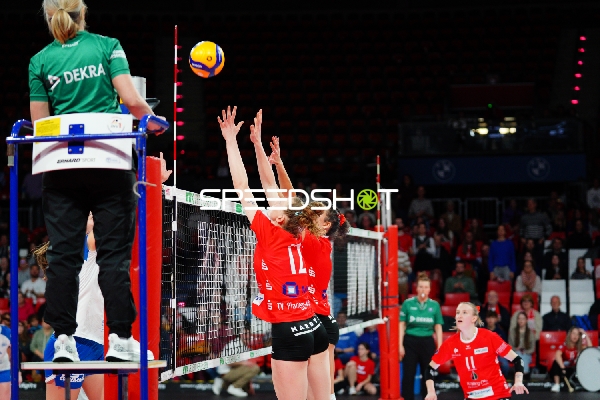 Spielszene mit Ann-Kathrin Stichlmair (11; TV Planegg-Krailling)