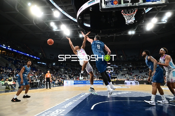 Spielaktion mit Michael Kessens und Paul Zipser (9, MLP Academics Heidelberg)