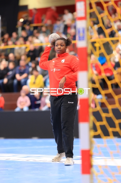 Torwart mit Ball in der Halle