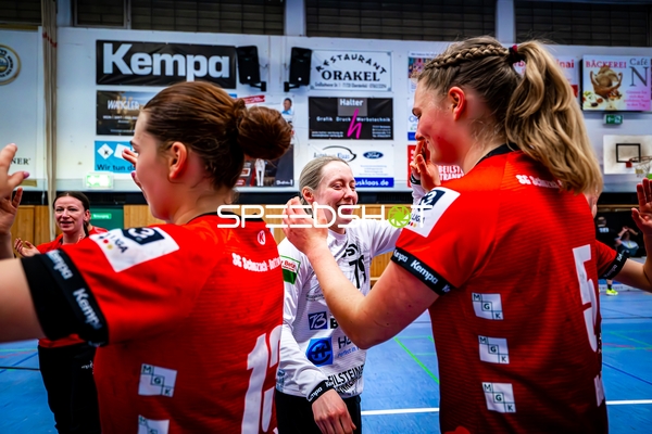 Aylin Bornhardt (13, SG Schozach-Bottwartal) und 5, SG Schozach-Bottwartal feiern mit Hanna Krause (12, SG Schozach-Bottwartal)