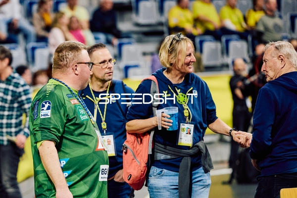 Begegnung und Gespräch auf dem Spielfeldrand