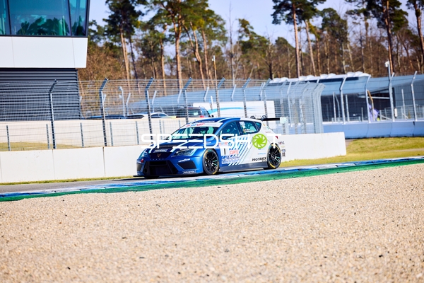 Rennwagen auf der Hockenheimring-Strecke