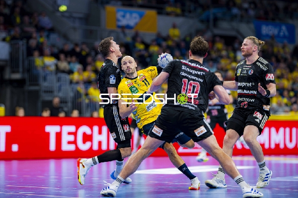 Lukas Sandell (11; Rhein Neckar Löwen) und Maciej Gebala (77; HC Erlangen) im Zweikampf