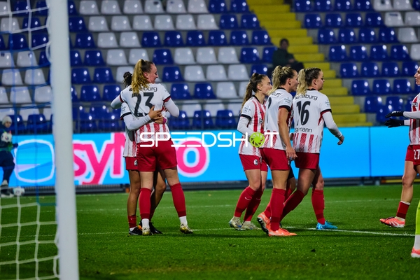 Spielerinnen feiern Tor