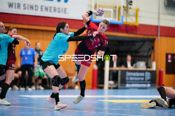 Szene mit Mareike Thomaier (2; HSG Bensheim/Auerbach) und Luca Farago (19; Thüringer HC)