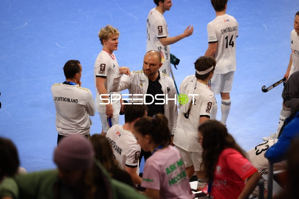 Trainer gibt Anweisungen bei EuroHockey Indoor Championship