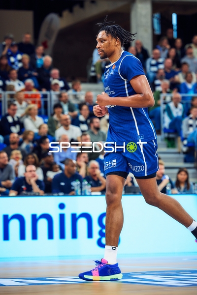 Osun Osunniyi (12, MLP Academics Heidelberg) läuft