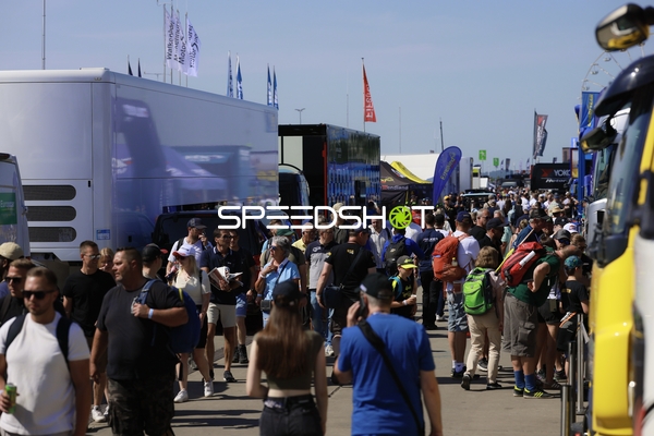 Zuschauer im Fahrerlager