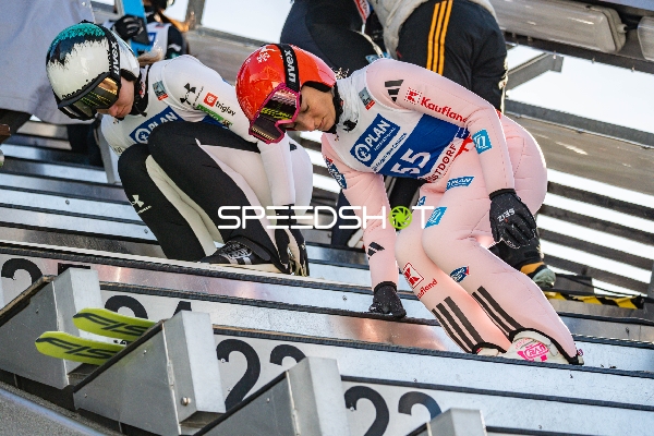 Two-Nights Tour Skispringen Damen Start