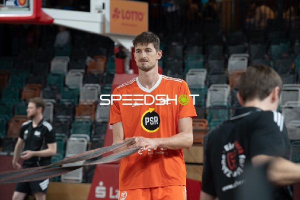 Tibor Pleiss (Rasta Vechta) beim Aufwärmen vor dem Spiel