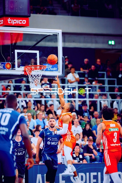 Layup Justinian Jessup (10;Ratiopharm Ulm) gegen Paul Zipser (9;MLP Academics Heidelberg)