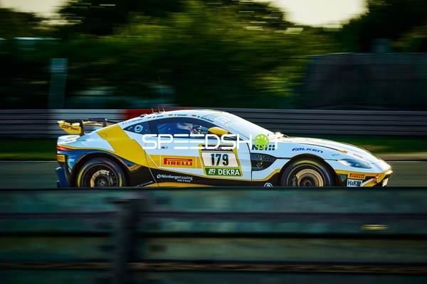 Fahrzeug auf der Rennstrecke